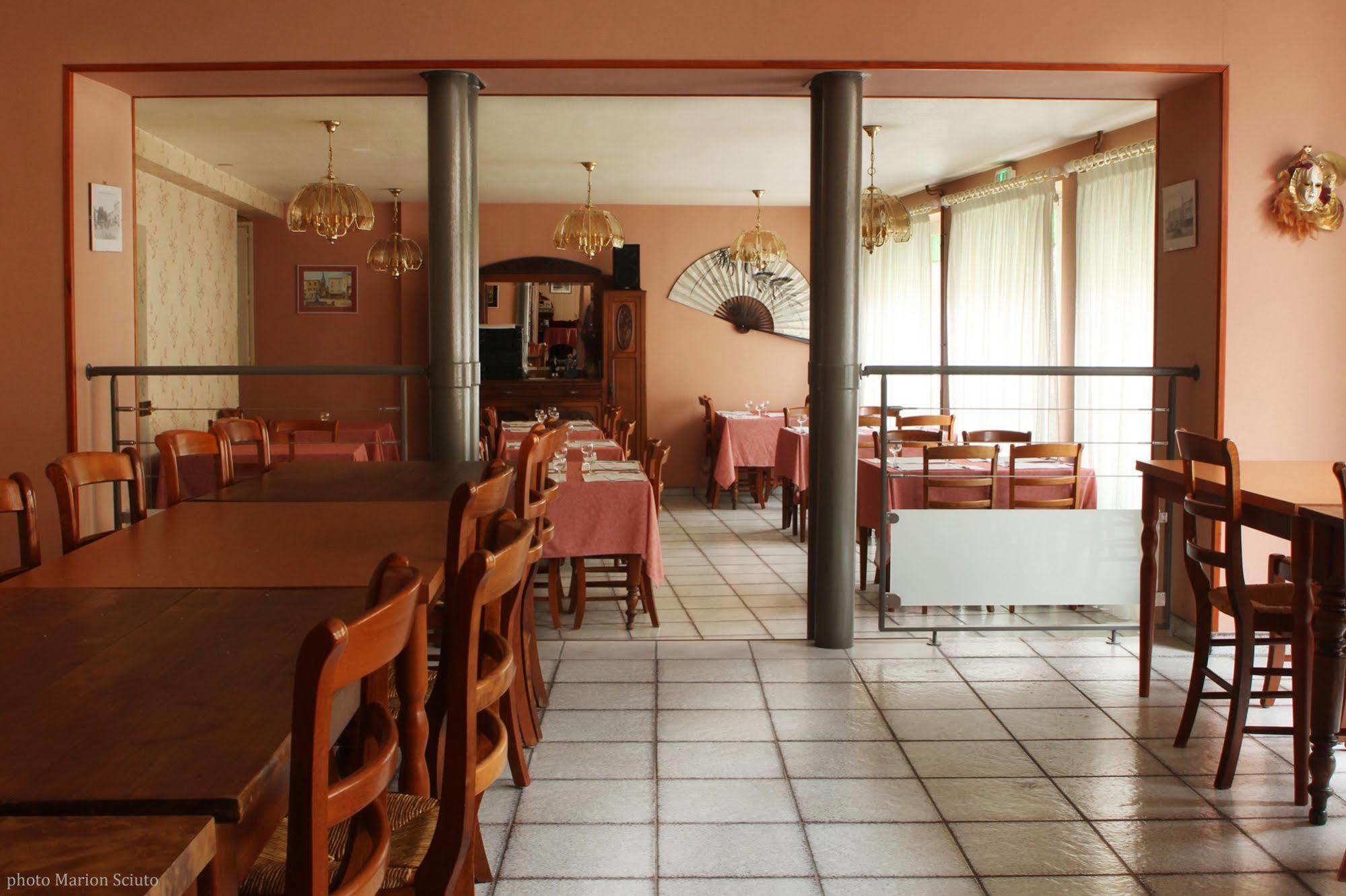 Hotel De L'Abbaye Sauxillanges Екстериор снимка